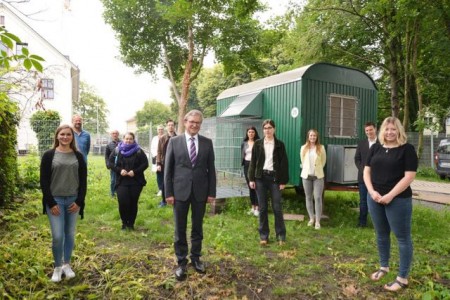 Setzen sich für eine tierschutzgerechte Regulierung der Stadttaubenpopulation ein: Nicole Juraszczyk (Initiative Paderborner Stadttauben), Ratsmitglied Karsten Grabenstroer, Josef Olschewski (Brieftaubenzüchter-Reisevereinigung Paderborn-Stadt), Sonja Poll, Sylvia Sommer und Simon Diekneite (Initiative Paderborner Stadttauben), Bürgermeister Michael Dreier, Victoria Alderton, Kerstin Beele und Norina Duzella (Initiative Paderborner Stadttauben), Michael Scholle, Leiter des Bürgermeisterreferats, sowie Katharina Wiesenack (Initiative Paderborner Stadttauben). Foto: Stadt Paderborn