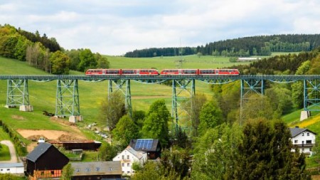Die modernen roten Triebwagen der Erzgebirgsbahn werden im August auf der einmalig schönen Strecke zwischen den Bergstädten Schwarzenberg und Annaberg-Buchholz unterwegs sein. Foto: Tourismusverband Erzgebirge e.V.