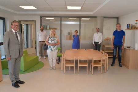 Glückliche Gesichter bei der Eröffnung der neuen Zweigstelle der „Drei Hasen“ Kita an der Karlstraße (von links): Bürgermeister Michael Dreier, Olav Engels (Geschäftsführer AMIVV), Petra Erger (Jugendamtsleiterin), Stephanie Joswiak (Leiterin „Drei Hasen“ Kita), Mark Engels (Geschäftsführer AMIVV), Jörg Münster (Leitung Technische Dienste). Foto: © Stadt Paderborn