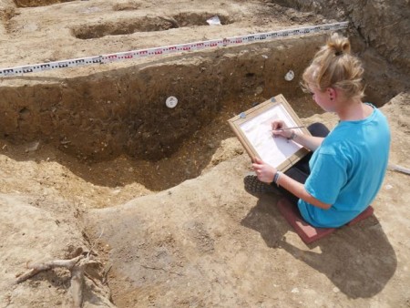 Zeichnung des Profils eines Grabens, der die Siedlung querte und noch nicht genauer zu datieren ist. Foto: LWL-AfWL/S. Gai