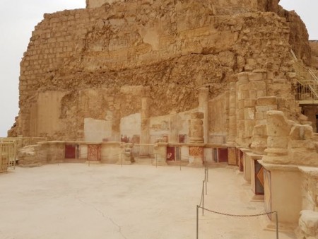 Einer der herodianischen Paläste auf Masada. Auf dem Gipfelplateau ließ sich Herodes eine Palastfestung erbauen. © Martin Peilstöcker