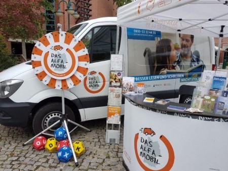 Aufsuchende Beratung: Am ALFA-Mobil-Stand informieren Mitarbeiter interessierte Bürger und Menschen mit Lese- und Schreibschwierigkeiten. Foto: © Stadt Paderborn