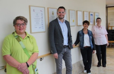 Marko Schwartz, Geschäftsführer der Gräflichen Kliniken Bad Driburg mit dem Beruf & Familie Team v.l.n.r.: Maria Kukuk, Sandra Nowak, Margit Konrad (und Simone Kohls - fehlt)