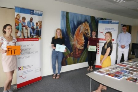 Frisch geschulte Sprachlernbegleitungen sind FIT in Deutsch: Corinna Gabor, Jana Runte, Leonie Schlüter, Janina Lenhart, Alexander Lünz. Bildrechte: Kreis Paderborn, KI im Bildungs- und Integrationszentrum.