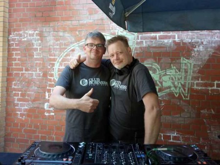 Zwei DJs legen auf