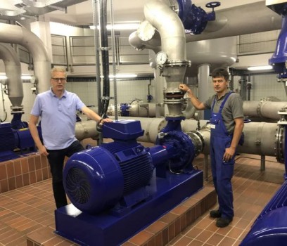 Wasserwerksleiter Bernd Feldmann (von links) und Industriemechaniker Peter Reimer neben einer Reinwasserpumpe.Foto: Stadt Gütersloh