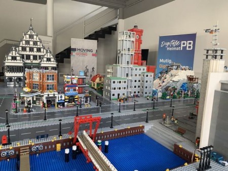 Ab Dienstag, 11. August, können interessierte Bürgerinnen und Bürger ein LEGO-Modell einer Smart City von der FIWARE Foundation in den neuen Räumlichkeiten der Digitalen Heimat PB auf dem Königsplatz 12 anschauen. Foto:© Stadt Paderborn 