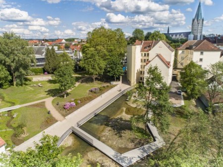 Das Mittlere Paderquellgebiet (hier ein Bild nach der Fertigstellung im letzten Jahr) wurde erneut mit einem Preis ausgezeichnet: auf die Auszeichnung mit dem Bundespreis Stadtgrün folgte jetzt der Gewinn des Polis-Awards in der Kategorie "Reaktivierte Zentren“. Foto: © Stadt Paderborn