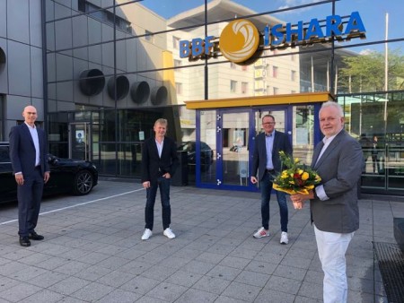 Haben Hans-Werner Bruns heute verabschiedet: Stadtwerke Gesch.ftsführer Rainer Müller, der neue Geschäftsführer der BBF Jürgen Athmer und BBFAufsichtsratsvorsitzender Lars Nockemann (v.l.n.r.). Der Bau des Ishara im Hintergrund war eins der größten Projekte in Bruns Zeit bei der BBF.Foto: Stadtwerke Bielefeld