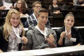 Teilnehmer bei einer Studienkompass-Aufnahmefeier
