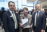 schueco_Andreas_Engelhardt_Walter_Stadlbauer_Bundesbauministerin_Hendricks_download (1)