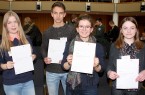 Maria Uljanow (3. von links, Pelizaeus-Gymnasium Paderborn) und Norea Beaujean (links, Kreisgymnasium Halle) vertreten die Region zur Freude von Dezernent Rolf-Victor Siedenhans von der Bezirksregierung beim Landesentscheid von „Jugend debattiert“ am 24. März in Oberhausen. Viktoria Kropp (rechts, Gymnasium Heepen) und Jonas Herbst (Marienschule der Ursulinen) belegten gute dritte und vierte Plätze.