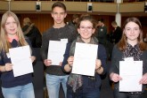 Maria Uljanow (3. von links, Pelizaeus-Gymnasium Paderborn) und Norea Beaujean (links, Kreisgymnasium Halle) vertreten die Region zur Freude von Dezernent Rolf-Victor Siedenhans von der Bezirksregierung beim Landesentscheid von „Jugend debattiert“ am 24. März in Oberhausen. Viktoria Kropp (rechts, Gymnasium Heepen) und Jonas Herbst (Marienschule der Ursulinen) belegten gute dritte und vierte Plätze.