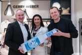 35.000 EUR für internationale Wasserprojekte: Karsten Oberheide, Geschäftsführer GERRY WEBER Retail GmbH, Ildiko Botka, Store Leitung House of GERRY WEBER Hamburg Jungfernstieg und Moritz Meier, Leiter Marketing und Fundraising bei Viva con Agua (Foto © www.offenblen.de für GERRY WEBER)