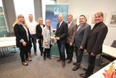 Geben den Startschuss für REBIRTH active school (von links): Iris Hansmann (Weerth-Schule), Schulaufsichtsbeamte Anke Freytag, Christoph Trappe (Geschwister Scholl-Gesamtschule), Elke Prasse (Bachschule), Prof. Dr. Uwe Tegtbur, Prof. Dr. Axel Haverich, Landrat Dr. Axel Lehmann und Dr. Klaus Schafmeister (Zukunftsbüro Kreis Lippe).