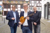 Ein Trio für die Sommernachtslieder (v.l.n.r..) Friedbert Agethen, Geschäftsführer WestfalenWIND GmbH / Dr. Ingo Grabowsky, Leiter Stiftung Kloster Dalheim als Veranstalter und Carsten Hormes, künstlerischer Leiter OWL Kulturbüro