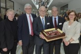 Bild v. l.: Alfred Nieuwenhuizen (Architekt des Architektenbüros Staab Architekten GmbH), Rainer Lührs (Geschäftsführer Dr. Oetker International für die Bereiche Marketing und Forschung und Entwicklung), Dr. Claus Günther (Hauptabteilungsleiter Forschung und Entwicklung Dr. Oetker Deutschland), Hans-Wilhelm Beckmann (Sprecher der Geschäftsleitung Dr. Oetker Deutschland), Doris Abeln (Geschäftsleitung Dr. Oetker Deutschland)