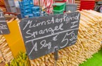 Auf dem Markt wird frischer Spargel aus dem Münsterland angeboten.
