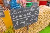 Auf dem Markt wird frischer Spargel aus dem Münsterland angeboten.