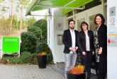 Ina Bohlken (Mitte), Projektleiterin der Hermannshöhen, hat das Haus Neuland als „Qualitätsbetrieb der Hermannshöhen“ rezertifiziert. Katja Timmermeister (Belegungsmanagement) und Mahsum Aslan (Rezeption) vom Haus Neuland freuen sich über die Auszeichnung. Die Plakette rechts am Eingang weist darauf hin. Foto: Haus Neuland