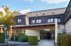 Das St. Josef Hospital nach der Fertigstellung 1967 und heute: Ende der Siebziger Jahre wurde das gesamte Krankenhausgebäude aufgestockt, Ende der Achtzigerjahre die Außenfassade renoviert und verklinkert.