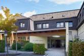 Das St. Josef Hospital nach der Fertigstellung 1967 und heute: Ende der Siebziger Jahre wurde das gesamte Krankenhausgebäude aufgestockt, Ende der Achtzigerjahre die Außenfassade renoviert und verklinkert.