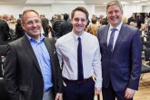 (v.r.) Bürgermeister Henning Schulz, Referent Dominik Füzi und Wirtschaftsförderer Rainer Venhaus suchten den Austausch mit den Gästen bei „Mittelstand trifft Rathaus“.