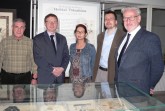 Auf dem Foto von links Charly Culli (Vorsitzender der Partnerschaftsgesellschaft Vandoeuvre), Torsten Buncher (Vorsitzender Partnerschaftsgesellschaft Lemgo), Anne Mouilleron(Stadtverwaltung Vandouevre/ Abteilung Städtepartnerschaften und Übersetzerin), Stadtarchivar Marcel Oeben und Bernard Ponton (Ausstellungsgeber)