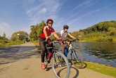 Radfahrer auf dem Radweg neben der Ruhr.© Ruhr Tourismus