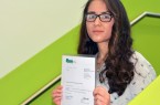 Zalloukh Horo aus Syrien hat als eine der drei Besten die Deutsche Sprachprüfung für den Hochschulzugang bestanden. Seit knapp eineinhalb Jahren ist sie in Deutschland. Ihr Wunsch: Ein Medizinstudienplatz. Foto: Universität Bielefeld