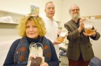 Sie wollen in ihrer Kooperation Proteine in Blutplasma ausfindig machen, die helfen, alte Organe zu erneuern (v.l.): Prof. Dr. Barbara Kaltschmidt, Prof. Dr. med. Cornelius Knabbe und Prof. Dr. Christian Kaltschmidt. Foto: Universität Bielefeld