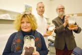Sie wollen in ihrer Kooperation Proteine in Blutplasma ausfindig machen, die helfen, alte Organe zu erneuern (v.l.): Prof. Dr. Barbara Kaltschmidt, Prof. Dr. med. Cornelius Knabbe und Prof. Dr. Christian Kaltschmidt. Foto: Universität Bielefeld