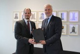 vlnr. Markus Backes, Leiter des Fachbereichs Teutoburger Wald Tourismus der OWL GmbH; Garrelt Duin, Minister für Wirtschaft, Energie, Industrie, Mittelstand und Handwerk des Landes Nordrhein-Westfalen.