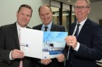 Stellten die aktuellen Exportzahlen der ostwestfälischen Wirtschaft vor: Oliver Höner, Vorsitzender des IHK-Ausßenwirtschaftsausschusses (Mitte), Harald Grefe, stellvertretender IHK-Hauptgeschäftsführer (rechts) und Jens Heckeroth, IHK-Referent International. Foto: IHK