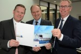 Stellten die aktuellen Exportzahlen der ostwestfälischen Wirtschaft vor: Oliver Höner, Vorsitzender des IHK-Ausßenwirtschaftsausschusses (Mitte), Harald Grefe, stellvertretender IHK-Hauptgeschäftsführer (rechts) und Jens Heckeroth, IHK-Referent International. Foto: IHK