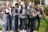 Raus in die Natur: (v.l.) Heidi Grefer, Marion Lauterbach, Carmen Müller, Albrecht Pförtner, (alle pro Wirtschaft GT), Borgholzhausens Bürgermeister Dirk Speckmann, Tamara Kisker (Stadt Borgholzhausen) und Peter Knaust (Schulze Ladencafé) stellten neue Freizeitangebote im Kreis Gütersloh vor.