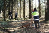 Studierende der Universität Kiel vermessen den Wall um den Richtschacht.
Foto: LWL-Archäologie für Westfalen/Fritz Jürgens