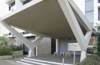 Das Portal mit der geneigten Deckplatte auf schräg gestellten Betonpfeilern.Foto: LWL/Herden-Hubertus