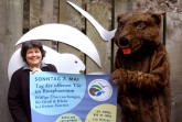 Andrea-Schmidt und Bibermaskottchen Elbi laden zum Tag-der offenen-Tür
