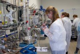 Konzentriert: Schülerin Anna Stroop bei den Vorbereitungen für die Herstellung von Calciumsulfat.