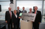 Eröffnen das erste Fraunhofer-Institut in OWL: Prof. Ansgar Trächtler (Leiter Fraunhofer IEM), Svenja Schulze (NRW-Wissenschaftsministerin), Dr. Raoul Klingner (Direktor Forschung der Fraunhofer-Gesellschaft), Prof. Eric Bodden (Direktor Softwaretechnik Fraunhofer IEM), Peter Bankmann (NRW-Wissenschaftsministerium), Dr. Eduard Sailer (Kuratorium Fraunhofer IEM)