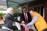 Startschuss für das Online-Angebot: (v.l.) Martina Achilles (Stadt Detmold), krz-Geschäftsleiter Reinhold Harnisch und der Leiter der Adlerwarte Klaus Hansen. (Foto: krz)