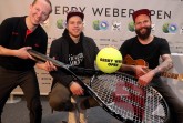„The Voice of Germany“ Tay Schmedtmann (Mitte) wird am 18. Juni 2017 bei den 25. GERRY WEBER OPEN einen begeisternden Live-Auftritt mit seinem Gitarristen und Manager Patrick „Pat“ Fa (rechts) auf der Showbühne der NRW-Lokalradios haben, ebenso wie Melitta-Jongleur „Hannes Kannes“ alias Hannes Neumann. © GERRY WEBER OPEN (HalleWestfalen)