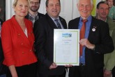 Lippe ist jetzt Fairtrade-Kreis: Dr. Ute Röder, Benjamin Krentz und Landrat Dr. Axel Lehmann nehmen die Urkunde von Manfred Holz, Ehrenbotschafter des Vereins Transfair, entgegen (von links).