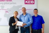 v. l.: Nicole Stolzenburg (Universität Paderborn, Fakultät für Wirtschaftswissenschaften), Bernd Huxhage (KEB Automation KG) und Florian Rittmeier (Software Innovation Campus Paderborn