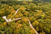 Luftbild des barrierefreien Baumwipfelpfads mit einer Gesamtlauflänge von 1.635 Metern.Foto: Tourismus NRW e.V. / Dominik Ketz