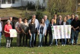 Die Vertreter der Hansaweg-Anlieger freuen sich über die neue Wanderkarte zum Hansaweg.
