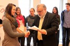 Motivation durch Belohnung. Die Schülerinnen und Schüler des Schulsanitätsdienstes der Eduard-Hoffmann-Schule freuen sich im Jahr 2013 über die Auszeichnung durch Beiratsvorsitzenden Jörg Herrmann.