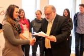 Motivation durch Belohnung. Die Schülerinnen und Schüler des Schulsanitätsdienstes der Eduard-Hoffmann-Schule freuen sich im Jahr 2013 über die Auszeichnung durch Beiratsvorsitzenden Jörg Herrmann.