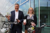 100 000-Kilometer sind das Mindest-Ziel: Bürgermeister Henning Schulz und Fahrradbeauftragte Katharina Pulsfort werben für das Stadtradeln. Gütersloher Händler haben attraktive Preise gestiftet.